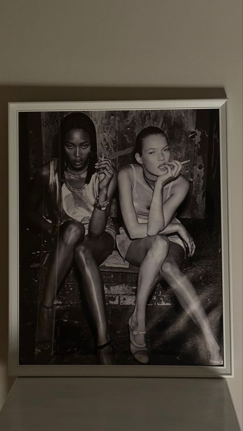 Kate Moss Wallpaper Iphone, Naomi Campbell Wallpaper, 90s Supermodel Fashion, Kate Moss Black And White, Kate Moss And Naomi Campbell, Media Coursework, Scorpio Szn, Supermodel Fashion, Iconic 90s