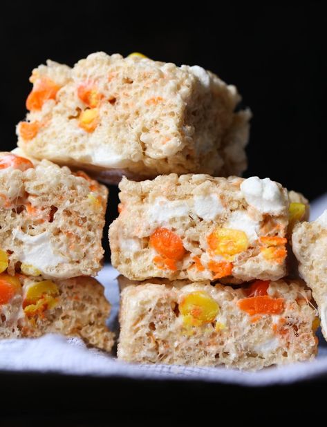 This festive Candy Corn Krispie Treat Recipe is an easy crispy treat recipe that is perfect for Halloween! #cookiesandcups #halloween #ricekrispietreat #nobake #crispytreat Quick Halloween Desserts, Candy Corn Rice Krispie Treats, Best Rice Krispie Treats Recipe, Candy Corn Desserts, Halloween Rice Krispies, Homemade Rice Krispies, Krispie Treats Christmas, Pumpkin Rice Krispie Treats, Bar Treats