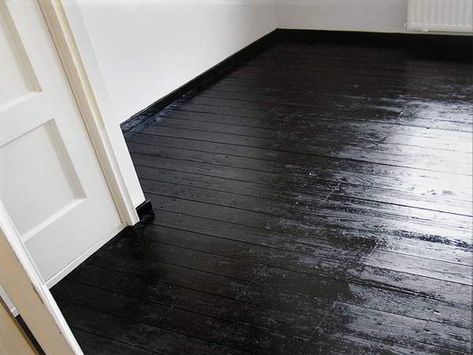 Floor painted black. (found on onlive gallery) Black Painted Floors, Black Floor Paint, Painting Wood Floors, Black Floorboards, White Painted Wood Floors, Black Wooden Floor, Black Hardwood Floors, Black Flooring, Black Floors