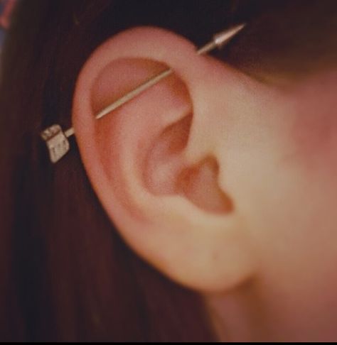 Scaffold piercing I'm so getting one next summer woohoo Ear Piercings Arrow, Arrow Ear Piercing, Arrow Industrial Piercing, Industrial Piercing Aesthetic, Arrow Piercing, Industrial Earring, Piercing Jewelry Ideas, Scaffold Piercing, Scaffolding Piercing