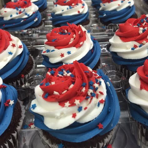 4th July Cupcakes Ideas, Memorial Day Desserts Cupcakes, 4th Of July Cupcake Decorating Ideas, Independence Day Cupcakes, Labor Day Cupcakes Ideas, Memorial Day Cupcakes Ideas, Veterans Day Cupcakes, American Flag Cupcakes, Memorial Day Cake Pops