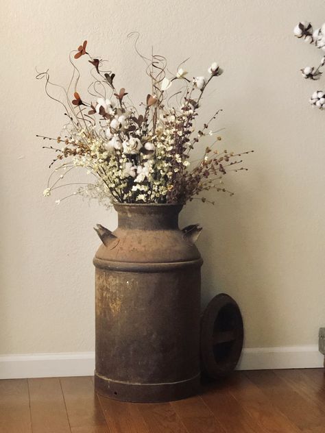 Galvanized milk can to use as vase for front porch or living room (basic farmhouse style flower arrangement or twigs, pine and berries for Christmas time) Vintage Watering Can Decor, Farmhouse Milk Jug Decor, Black Milk Jug Porch Decor, Milk Barrel Ideas, Milk Urn Ideas, Milk Tin Can Decor, Milk Canister Decor, Milk Can Centerpiece, Flowers In A Milk Can