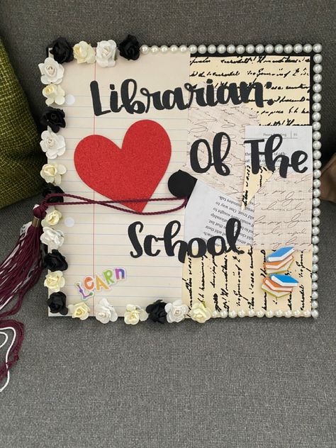 Library Graduation Cap, Librarian Graduation Cap, Science Grad Cap, College Grad Cap Ideas, Library Science, Grad Caps, Cap Ideas, School Librarian, Graduation Caps