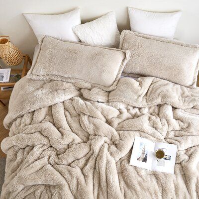 Puffy Bedding Comforter, Coma Inducer Comforter, Comfy Bed Sheets, Cozy Bed Sheets, Cute Bed Spreads, White Fluffy Bed, Comforter Sets Cozy, Bedroom Comforter Ideas, Fluffy Comforters