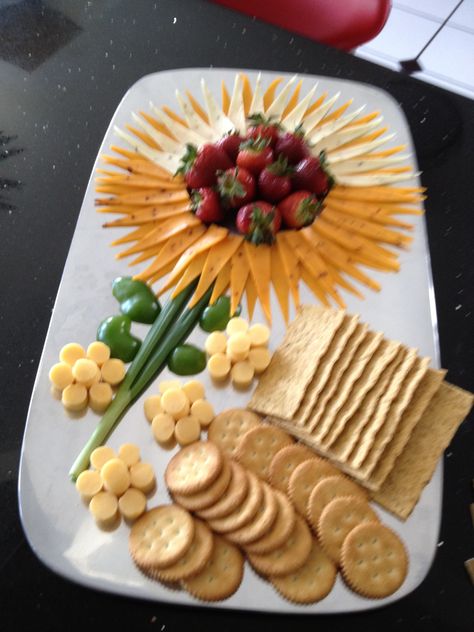 Sun Themed Charcuterie Board, Sunflower Themed Appetizers, Sunshine Charcuterie Board, Sunflower Fruit Tray, Easy Cheese And Cracker Tray, Sunflower Cheese Tray, Sunflower Cheese Platter, Fall Cheese And Cracker Tray, Charcuterie Appetizers