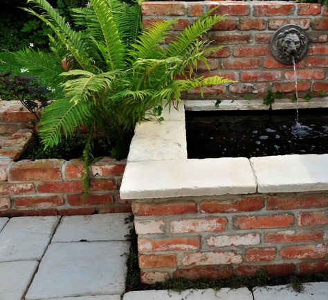 Brick Pond Ideas, Brick Water Feature, Brick Pond, Garden Landscaping Ideas, Backyard Ponds, Knee Wall, Brick Garden, Garden Water, Wall Fountain