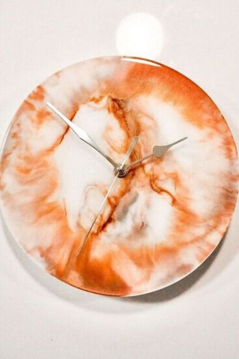 If you've been thinking of making your own resin craft then this clock is an easy resin project to start with. Check out this tutorial on how to make a resin clock. Resin Clock Diy, Resin Art Watch, Epoxy Clock, Living Room Clock, Marbled Resin, Resin Clock, Clock Diy, Room Clock, Farmhouse Clocks