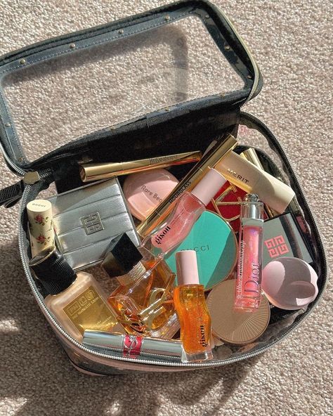 Packing Aesthetic, Minimalist Makeup Bag, Slow Days, Beauty Aesthetic, Fancy Makeup, Bag Essentials, Aesthetic Things, Aesthetic Vibes, Fancy Bags