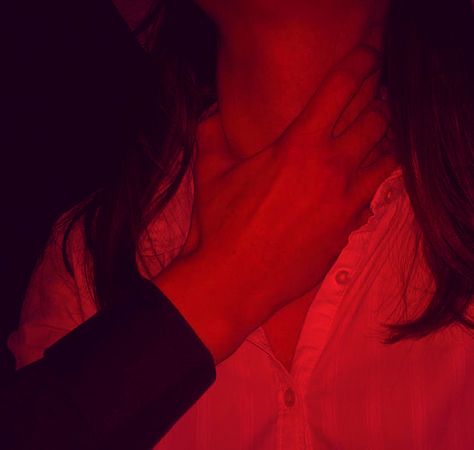 Neck Grab Hands, Hickies Neck, Risky Picture Ideas, Risky Pictures, Girlfriend Goals, Couple Goals Teenagers, Cute Relationship Photos, Couples Poses For Pictures, Dark Photography