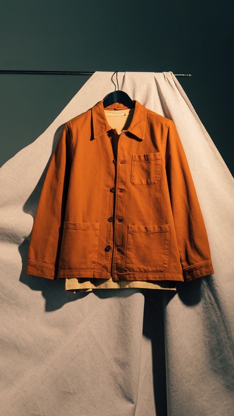 Hanging Clothing Photography, Online Shop Photo Ideas, Photo Shoot Clothing Ideas, Creative Clothing Photography, Shirt Product Photography, Jacket Photoshoot Ideas, Clothing Product Shots, Jackets Photography, Clothing Flatlay