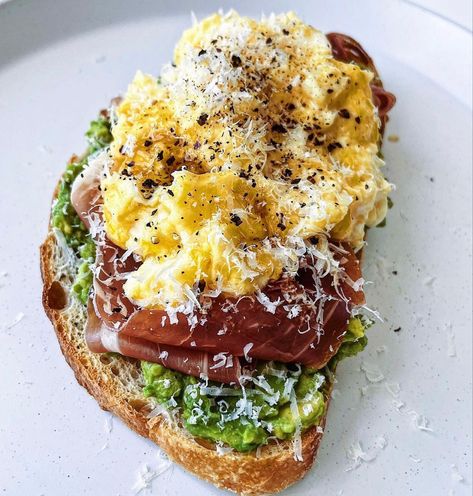 Bacon Brunch Ideas, Avocado Toast With Prosciutto, Prosciutto And Eggs, Scrambled Eggs On Toast, Avocado Prosciutto Toast, Prosciutto Breakfast, Prosciutto Toast, Healthy Breakfast Inspo Toast, Egg On Toast Aesthetic