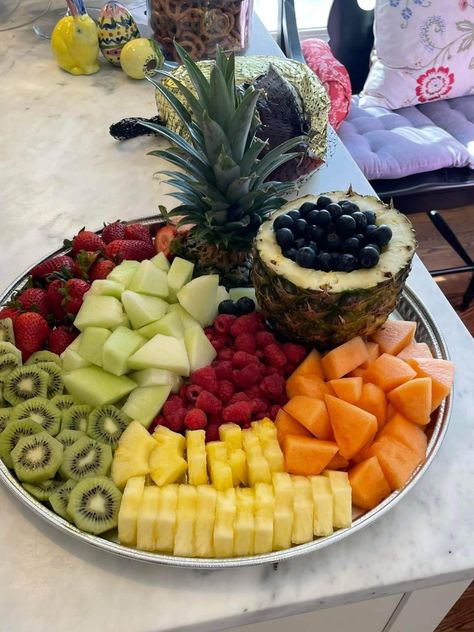 Wedding Fruit Platters, Fruit Platter Simple, Easter Fruit Platter, Fruit Tray Arrangements, Luau Fruit Display, Easy Fruit Platter, Salad Platters, Fruit Tray Designs, Fruit Buffet