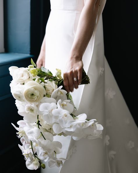 let’s get ready at the @beacongrand ✨ what can I say, wow — this place is truly unique + beautiful. the blue walls, the natural light & the views of the city make it the perfect spot to start your day. here’s a few favs from G + L’s intimate wedding day in San Francisco. Can’t wait to share more!! #sanfrancisco #sanfranciscoweddingphotographer #sanfranciscophotographer #sanfranciscoelopement #sanfranciscoelopementphotographer #sfelopement #sfweddingphotographer #sfwedding #sfphotographer Unconventional Wedding Bouquets, Edition Miami, Elopement Venues, Modern Wedding Bouquets, Simple Wedding Bouquets, Elegant Wedding Themes, Modern Luxe, Classy Wedding, White Bouquet