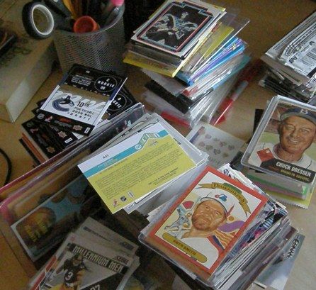 How To Organize Sports Cards, How To Sell Sports Cards, Hockey Cards Collection, Sports Card Organizer, Sports Card Collecting, Baseball Card Organization Ideas, Baseball Card Storage Ideas, Baseball Card Display Ideas, Card Collection Display