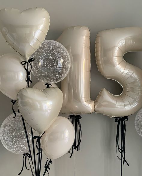 Birth Decoration Ideas, Monochromatic Balloons, Ballons Decoration Birthday, Black And White Party Decor, Aesthetic Birthday Decor, Silver Birthday Decorations, Bday Balloons, 21st Birthday Balloons, 18th Birthday Party Themes