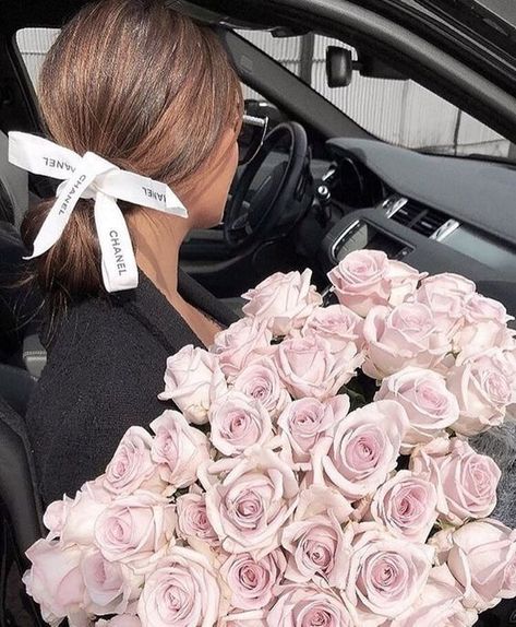 Luxury Lifestyle Couple, Dream Gift, Flower Therapy, Luxury Flowers, Street Style Paris, Night Aesthetic, Flower Lover, Flower Images, White Aesthetic