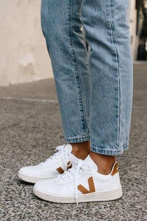 Tan Trainers Outfit, Womens Veja Sneakers, Tan And White Sneakers, Veja Sneakers Outfit Fall, Style Veja Sneakers, Summer Outfit Shoes, Vera Sneakers Outfit, Vejas Campo Sneaker Outfit, Veja Sneakers Outfit Winter