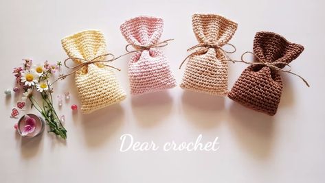 Easy Crochet Gift Bag Pattern Crochet Wedding Favours, Crochet Gift Bag, Gift Bag Pattern, Crochet Wedding Gift, Mini Gift Bags, Birthday Goodie Bags, Giving Gifts, Crochet Bag Pattern Free, Wedding Giveaways