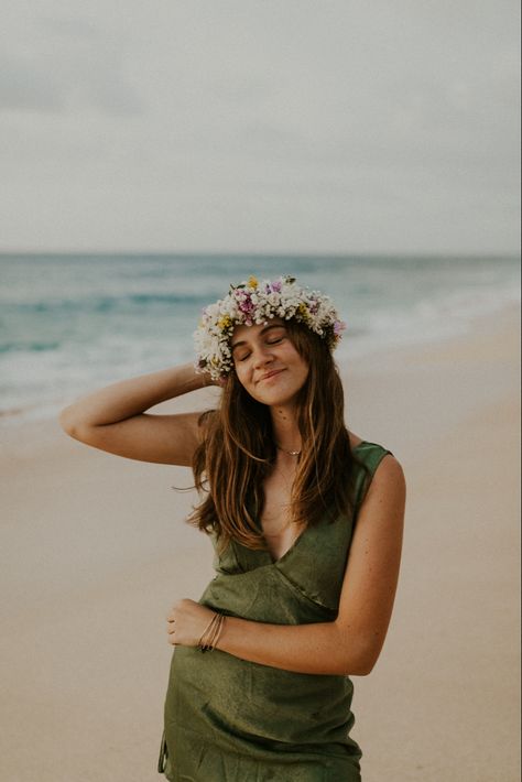 Lei Photoshoot, Senior Picture Ideas Hawaii, Tropical Senior Pictures, Hawaii Graduation Photos, Hawaii Graduation, Hawaii Senior Photos, Hawaii Photoshoot, Senior Pictures Hawaii, Senior Picture Ideas Beach