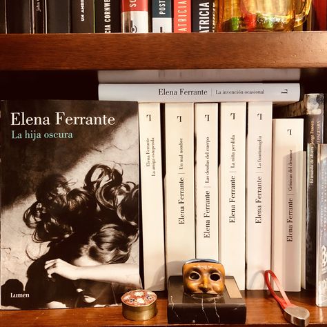 “La hija oscura”, de Elena Ferrante Elena Ferrante, Royal Aesthetic, Literature, Cafe, Reading, Books, Pink, Quick Saves