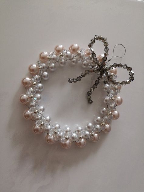 Pearl Ornaments Diy, Pearl Christmas Ornaments, Pretty Beaded Jewelry, Floating Christmas Tree, Christmas Tree Shopping, Beaded Ornaments Diy, Pearl Ornaments, 3d Snowflakes, Pearl Crafts