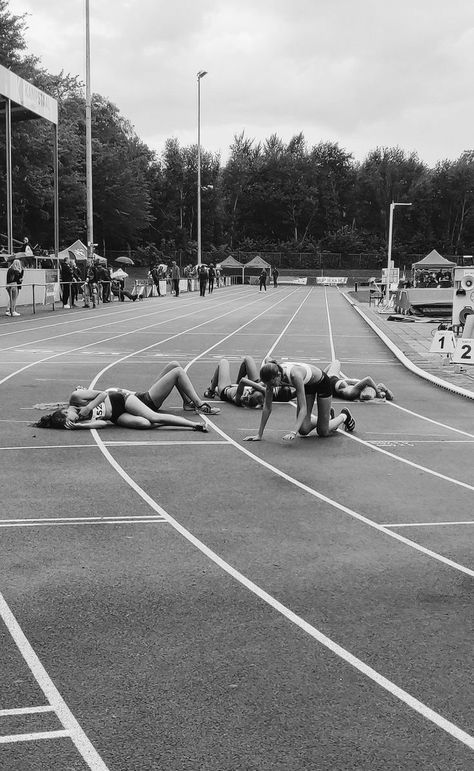 Track Running Aesthetic, Aesthetic Track Pictures, Aesthetic Track And Field, Athletics Track Aesthetic, Track And Field Aesthetic, Track Aesthetic, Post Run Stretches, Track And Field Sports, Field Aesthetic