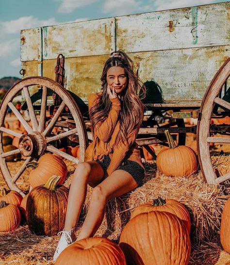 Pumpkin Patch Outfit Ideas, Pumpkin Patch Photography, Sierra Furtado, Pumpkin Patch Photoshoot, Pumpkin Patch Pictures, Fall Photo Shoot Outfits, Best Pumpkin Patches, Pumpkin Tattoo, Patch Outfit