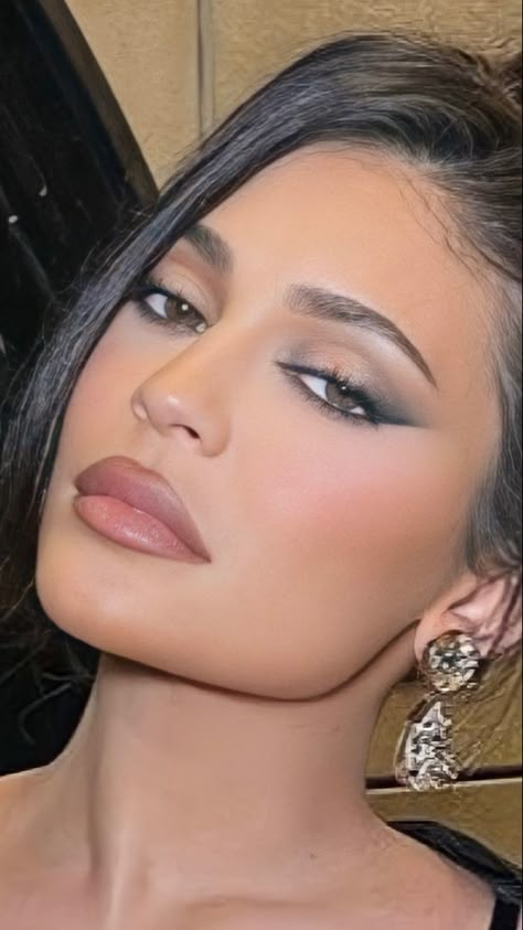 Kylie Jenner Makeup Look, Maquillage Kylie Jenner, Ball Makeup, Sultry Makeup, Makeup Dark, Mekap Mata, Wedding Guest Makeup, 20 Makeup, Kylie Makeup