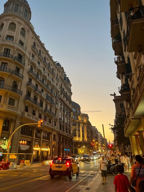 Barcelona Nightlife Aesthetic, Barcelona Lifestyle Aesthetic, Spain Barcelona Aesthetic, Barcelona Spain Aesthetic Night, Barcelona Aesthetic Night, Barcelona City Aesthetic, Barcelona Museums, Barcelona Lifestyle, Barcelona At Night