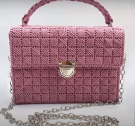 Voici un tuto pour réaliser un petit sac avec de la toile plastique canevas que vous pourrez broder ou crocheter Très facile, pour débutant.e.s...... Kit creation du tuto :https://loupassion.com/categorie-produit/kits/Pensez à vous abonner et activer... Tee Shirts Diy, Canvas Bag Diy, Sac Diy, Bag Diy, Diy Shirt, Plastic Canvas, Diy Bag, Canvas Bag, Macrame