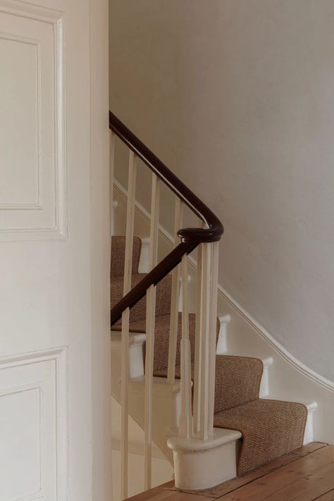 Architect led restoration of a Georgian House — Architecture For London 1930 Staircase, English Stairs, Georgian House London, Edwardian Staircase, 1900s House, Victorian Stairs, Victorian Staircase, Entryway Stairs, Staircase Interior Design