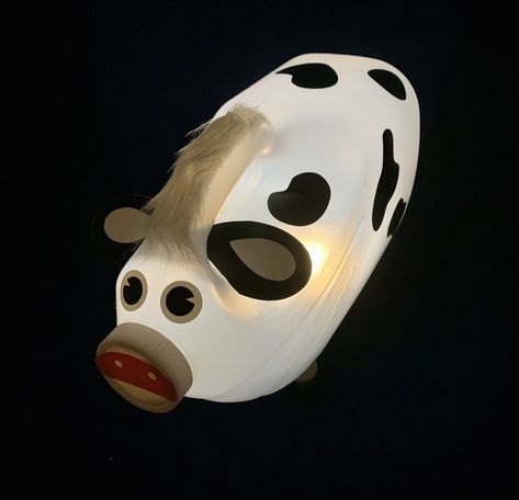 Milk Jug Animals, Recycle Animal Projects, Plastic Upcycling Ideas, Plastic Recycling Ideas Projects, Kids Lamp Diy, Recycled Animals, Cow Lamp, Kids Lantern, Milk Jug Crafts