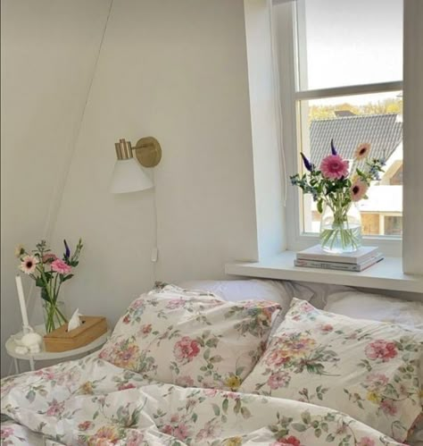 Dollete Aesthetic Bedroom, Spring Aesthetic Bedroom, Spring Room Decor Aesthetic, Spring Bedroom Aesthetic, Pastel Floral Bedroom Aesthetic, Spring Room Aesthetic, Pink Flower Room Aesthetic, Pink Floral Bedding Aesthetic, Stockholm Room Aesthetic