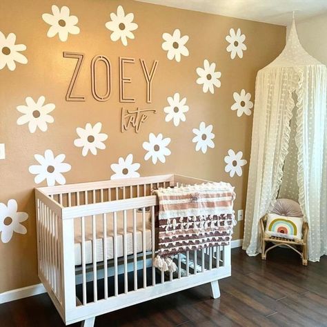 girl nursery ideas themes Nursery Accents, Dreamy Nursery, Daisy Wall, Hot Air Balloon Nursery, Nursery Dresser, Cozy Nursery, Stylish Nursery, Nursery Room Design, Space Nursery