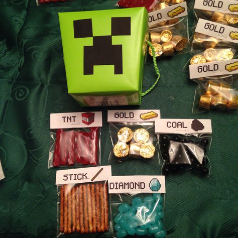 Minecraft Birthday Goody Box Minecraft Goodie Bag Ideas, Minecraft Party Favours, Minecraft Birthday Goodie Bags, Minecraft Gift Bags, Minecraft Loot Bag Ideas, Minecraft Birthday Giveaways, Minecraft Bday, Minecraft Theme, Birthday Giveaways