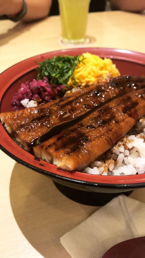 Unagi Don, Character Board, Yummy Comfort Food, Food Plating, Yum Yum, Junk Food, Japanese Food, Comfort Food, Steak