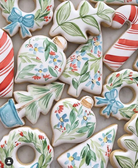 Frosted Cookies Designs, Painted Sugar Cookies, Decorated Christmas Cookies, Christmas Cutout Cookies, Watercolor Cookies, Hand Painted Cookies, Christmas Cookies Gift, Christmas Cutouts, Paint Cookies