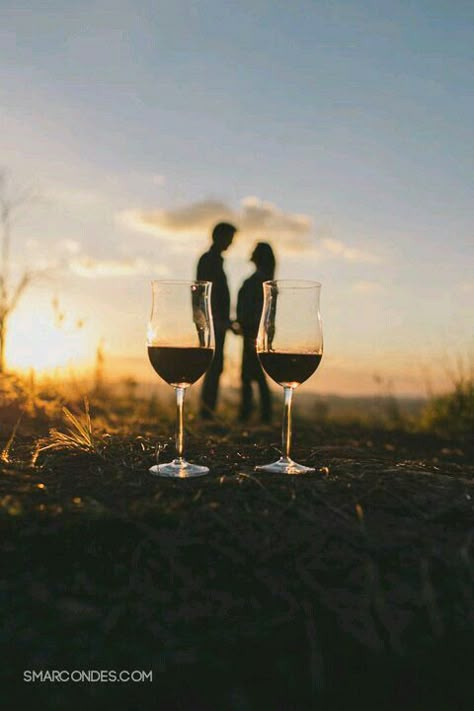 Vineyard Engagement Photos, Picnic Engagement Photos, Engagement Shoots Poses, Wine Picnic, Wine Photography, Pre Wedding Poses, Foto Tips, Engagement Photo Poses, Anniversary Photos