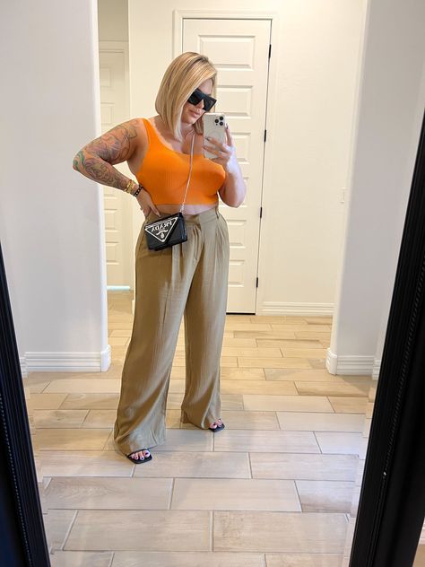 Outfit Thick Women, Cuba Aesthetic, Classy Plus Size, Trousers Women Outfit, Bloggers To Follow, Curvy Casual Outfits, Outfits Night Out, Top Fashion Bloggers, Italy Outfits