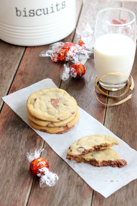 Have to try these! In fact I might try them with the coconut lindor and Marzipan lindor chocolates available here at the lindt factory. Yay Switzerland! Link to the recipe-http://www.butterbaking.com/2012/01/21/lindor-filled-chocolate-chip-cookies/ Lindt Recipes, Filled Chocolate Chip Cookies, Lindt Chocolate Recipes, Truffle Cookies, Lindt Chocolate, Chocolate Dessert Recipes, Food Board, Filling Recipes, Chocolate Baking