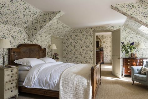 A bedroom in the eaves brightened up by classic wallpaper and the 'paint that goes with everything' English Country House Bedroom, Sutton House, Rustic European, European Decor, Attic Bedrooms, Cottage Bedroom, House Interiors, English Country House, Design Del Prodotto