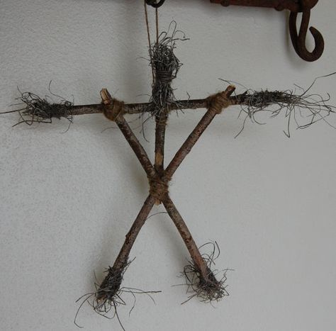 Blair Witch Stick Figure Witch Halloween Decorations, Voodoo Party, Witch Stick, Voodoo Halloween, Outdoor Scavenger Hunt, Haunted Trail, Dekorasi Halloween, Uhyggelig Halloween, Haunted House Ideas