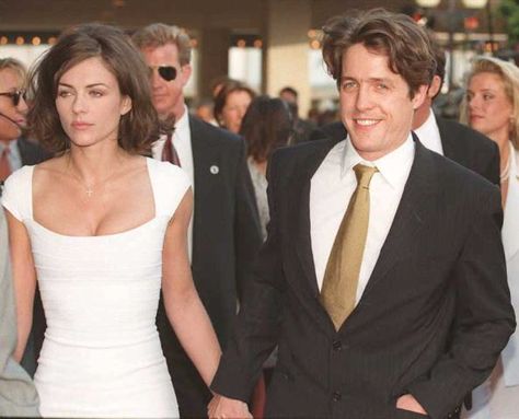 Elizabeth Hurley and Hugh Grant in July 1995 at the premiere of 'Nine Months' Hugh Grant Liz Hurley, Elizabeth Hurley Hugh Grant, Elizabeth Hurley Versace, Elizabeth Hurley Dress, Elizabeth Hurley 2020, Elizabeth Hurley Red Carpet, Peter Beard, Olivia Hussey, Julie Christie