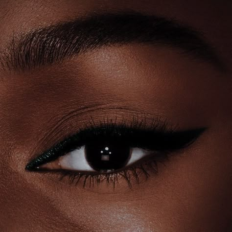 Black And Gold Eye Makeup Dark Skin, Bold Eye Looks For Brown Eyes, Smoky Black Eye Makeup Black Women, Natural Brown Smokey Eye, Eyepencil Black Look, Eye Shadow Black Woman, Serin Eyes Makeup, Deep Low Contrast Makeup, Neutral Eye Makeup Brown Eyes