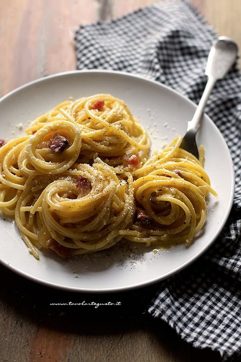 Spaghetti alla Carbonara: la Ricetta originale passo passo della Carbonara! No Carb Pasta, Pasta Appetizers, Pasta Alla Carbonara, Pasta Italiana, Seafood Pasta Recipes, Lasagna Pasta, Italian Dinner, Italian Pasta, Linguine