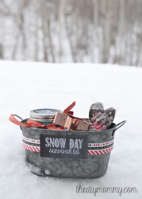 Make a Snow Day Survival Kit Christmas Gift | The DIY Mommy Snow Day Survival Kit, Diy Christmas Baskets, Hot Chocolate Spoons, Christmas Gift Baskets Diy, Easy Diy Christmas Gifts, Chocolate Gifts Basket, Holiday Gift Baskets, Diy Gift Baskets, Christmas Baskets