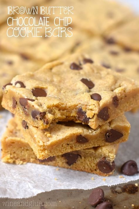 These Brown Butter Chocolate Chip Cookie Bars are insanely good! Like you cut off a slice and then suddenly the whole pan is gone good! Cookie Butter Bars, Cake Mix Cookie Bars, Easy Bar Recipes, Brown Butter Chocolate Chip, Brown Butter Chocolate Chip Cookies, Potluck Desserts, Chocolate Chip Cookie Bars, Browned Butter, Cookie Bar Recipes