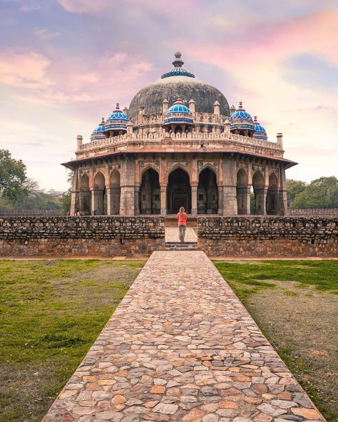 Lodhi Garden Photography, Lodhi Garden Aesthetic, Delhi Tourist Places, Delhi Monuments, Delhi Aesthetic, Lodhi Garden, Monument In India, Traveling Nature, Historical India