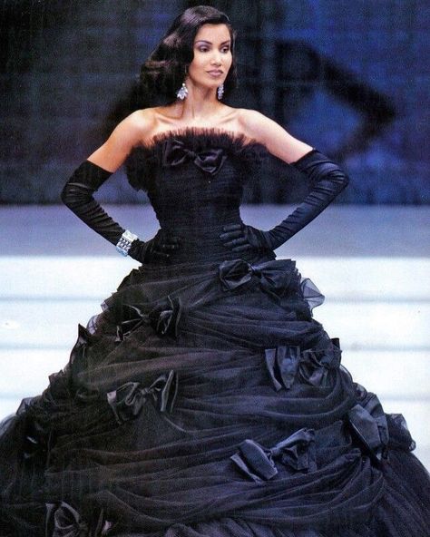 Fashion and Haute Couture on Instagram: “Gurmit Kaur for Lancetti F/W 1992” Gurmit Kaur, Look Gatsby, 90s Runway Fashion, Runway Fashion Couture, Gothic Dress, Gala Dresses, Student Fashion, Naomi Campbell, Glam Dresses