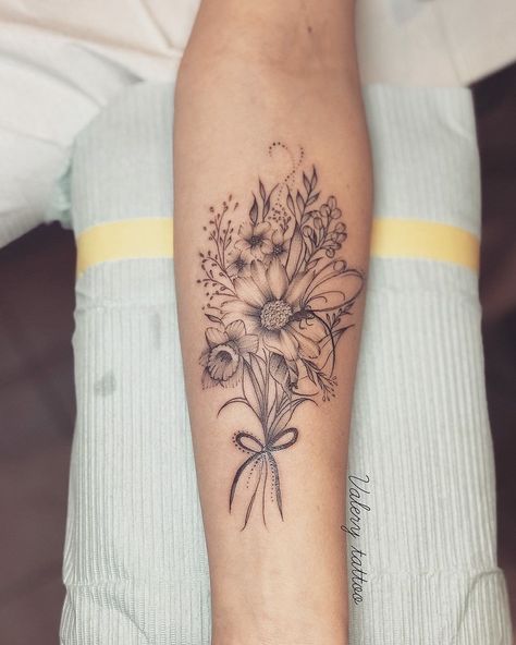 Discover 30 aesthetic tattoo ideas for women featuring delicate and minimalist designs. ✨🌸 #AestheticTattoos #MinimalistTattoos #DelicateInk #TattooIdeasForWomen #SimpleTattoos #TattooInspo #TinyTattoos #ElegantDesigns #ChicInk #TattooTrends2024 Floral Bouquet Tattoo Thigh, Birth Flower Tattoos On Leg, Flower Bouquet Tattoo Cover Up, Large Bouquet Tattoo, Floral Bouquet Tattoo Forearm, Bouquet Of Flowers Tattoo Forearm, Large Flower Bouquet Tattoo, Fine Line Flower Bouquet Tattoo Arm, Country Flower Tattoo